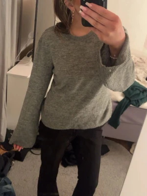 Grå stickad tröja från H&M - Mysig grå stickad tröja från H&M i storlek M, passar dock perfekt på mig som vanligtvis har S.