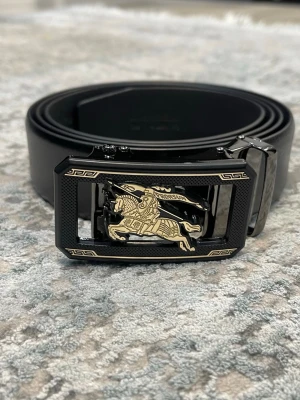 Läderbälte med automatiskt spänne – justerbar längd  - 📏 Storlekar: 130 cm & 135 cm Kan enkelt klippas i änden för perfekt passform.  🧵 Design: • Texturerat läder för en klassisk look • Slät läderfinish för en stilren, minimalistisk känsla (Bilder kan skickas vid intresse)  🔒 Automatiskt spänne: Smidigt klicksystem på insidan som sitter stadigt och enkelt justeras. Ger ett elegant och minimalistiskt uttryck.  🎨 Välj din logga: Flera loggor finns – välj din favorit. kolla min profil för alla alternativ 😊  📦 Snabb leverans 💬 Frågor? Hör av dig!