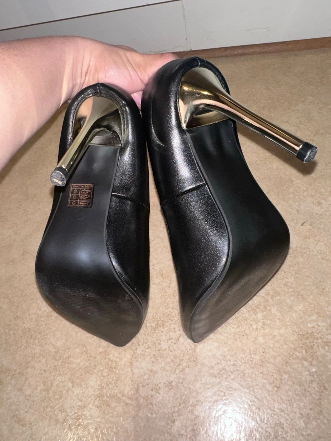 Svarta pumps med guldfärgade klackar - 4