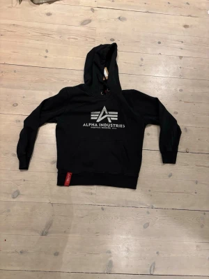 Alpha industries hoodie S - hoodie från självaste alpha industries, hoodien är i strlk S o sitter bra! 👍 hör av er vid frågor