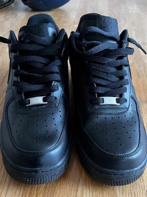 Svarta air forces - Använt ett par gånger, har knutit om snörena men det går att fixa om man vill, nypris 1400