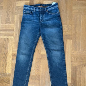 Hugo Boss jeans – blå – strl 30/32 (fint skick) - Snygga blå Hugo Boss-jeans i storlek 30/32.  ✔ Fint skick ✔ Inga hål eller fläckar ✔ Klassisk passform  Rök- och djurfritt hem. Skickas eller hämtas upp enligt överenskommelse.