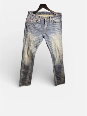 Blå jeans från Polo Ralph jeans - Ett par Ralph Lauren jeans med en mycket eftertraktad tvätt🔥 Storlek 32/32 raka lite mer mot slim sidan. Ytterbenslängd 107cm, midja 40 cm, lårvidd 25cm, benöppning 18,5cm. Om ni har några frågor eller funderingar är det bara att skicka en pling!