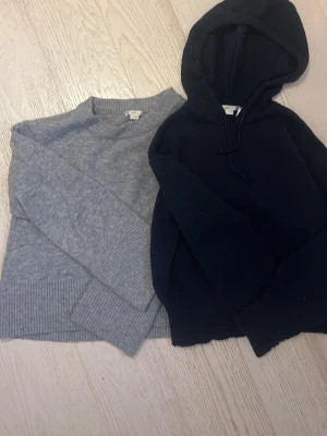 Rvå stickade tröjor från Gina Tricot - Två st tröjor från gina en med luva och en utan, marinblå och grå