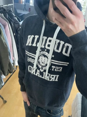 Vintage 2000s hoodie (sällsynt) - Säljer nu denna sjukt snygga vintage 2000s hoodie från Irish connexion! Säljs ej längre i butik och är mycket sällsynt😊 Passar storlek XS! Riktigt snygg passform och den är både varm och bekväm🙌 Skriv vid funderingar 📲