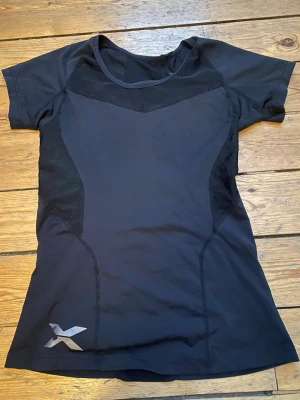 Tränings T-shirt  - Figurnära tränings T-shirt med stretchigt material. Jätte snygg och passar till all form av träning. Priset kan diskuteras. Skriv vid frågor😊