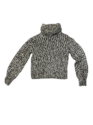 Svartvit stickad polotröja - Säljer en chunky svartvit stickad polotröja med grov ribbstickning. Tröjan har lång ärm och hög polokrage som ger extra mysfaktor. Perfekt för kyliga dagar och enkel att styla till jeans eller kjol.