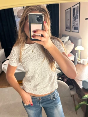 Vit spetsblus från Stockh LM - Superfin vit blus från Stockh LM med korta ärmar! Har sytt in den så att den ska vara mer åtsittande(se bild)