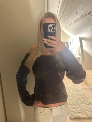 Vinröd offshoulder stickad tröja - Säljer en vinröd stickad offshoulder-tröja med lång ärm. Tröjan har en ribbad struktur och sitter snyggt figurnära. 