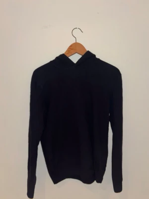 Kashmir Hoodie Oscar Jacobson - En mörkblå kashmir hoodie från OJ, modellen heter Pascal. Ett mycket bra skick! Nypris: 1599kr. Priset kan självklart diskuteras!