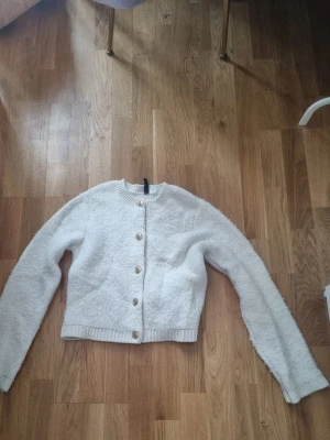 Stickad kofta fråb H&M - En vit kofta som bara är använd några gånger. Den är från h&m och otrolg fin.