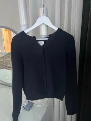 Navy Blue Cardigan in Good Condition - Navy blue cardigan that has been worn but is still in good condition. No holes or damage. It is slightly pilled, but it’s not very noticeable and can definitely still be worn. Really nice color and easy to style with many outfits. 🥰
