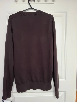 Brun sweatshirt från These Glory Days - Säljer en enkel brun sweatshirt från These Glory Days i mjuk bomull. Tröjan har rund hals, långa ärmar och ribbade muddar vid hals, ärmslut och nederkant. Perfekt för chill dagar och passar till jeans eller joggers.