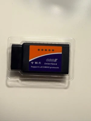 OBDII Wi-Fi Interface - OBDII Wi-Fi Interface är en diagnostisk adapter för bilar som stödjer alla OBDII-protokoll. Den ansluts trådlöst till din smartphone eller dator för felsökning och har inte använde den så mycket max 3 gånger för att koll fel koder 