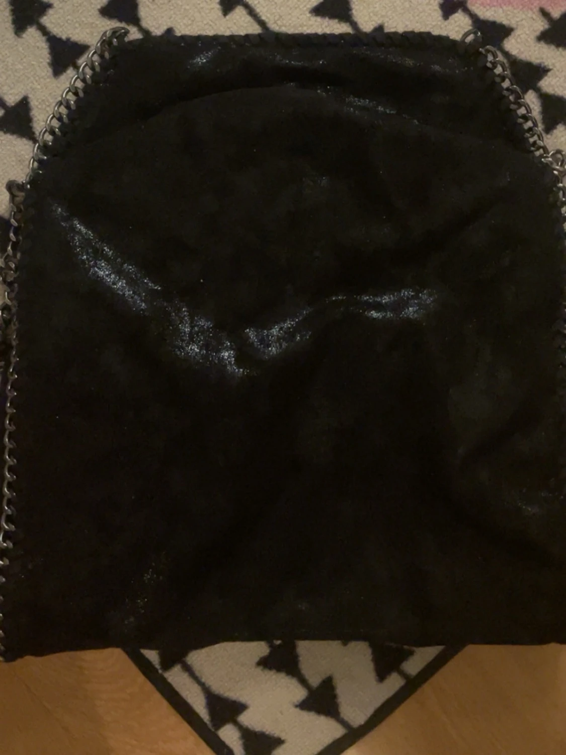 Svart axelväska med kedjedetaljer - 1