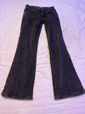 Bootcut jeans från Perfect Jeans, grå - Bootcut jeans i tvättad grå färg från gina trocot. Klassisk femficksmodell med snygga ficklock bak och kontrastknappar. Jeansen har normal passform och är tillverkade i slitstarkt denimtyg. Perfekta till sneakers eller boots.