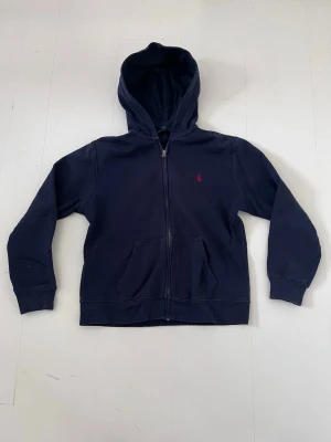 Ralph lauren zip hoodie - Inga defekter. 8/10 skick. Tveka inte vid att skriva om du har några funderingar kring passform eller pris🙌🏆