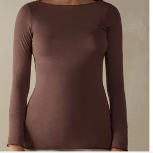 Brun intimissimi tröja  - Säljer denna boat neck tröjan i modalkashmir från intimissimi i denna bruna färg som inte längre går att köpa. Nypris är 489kr, jag säljer för 300 men pris går att diskuteras vid snabb affär💕 Skriv vid frågor!