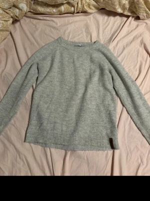 Ljusgrå stickad tröja - Fin stickad tröja från lager 157, använd fåtal gånger  tveka inte att höra av er vid frågor och funderingar💗