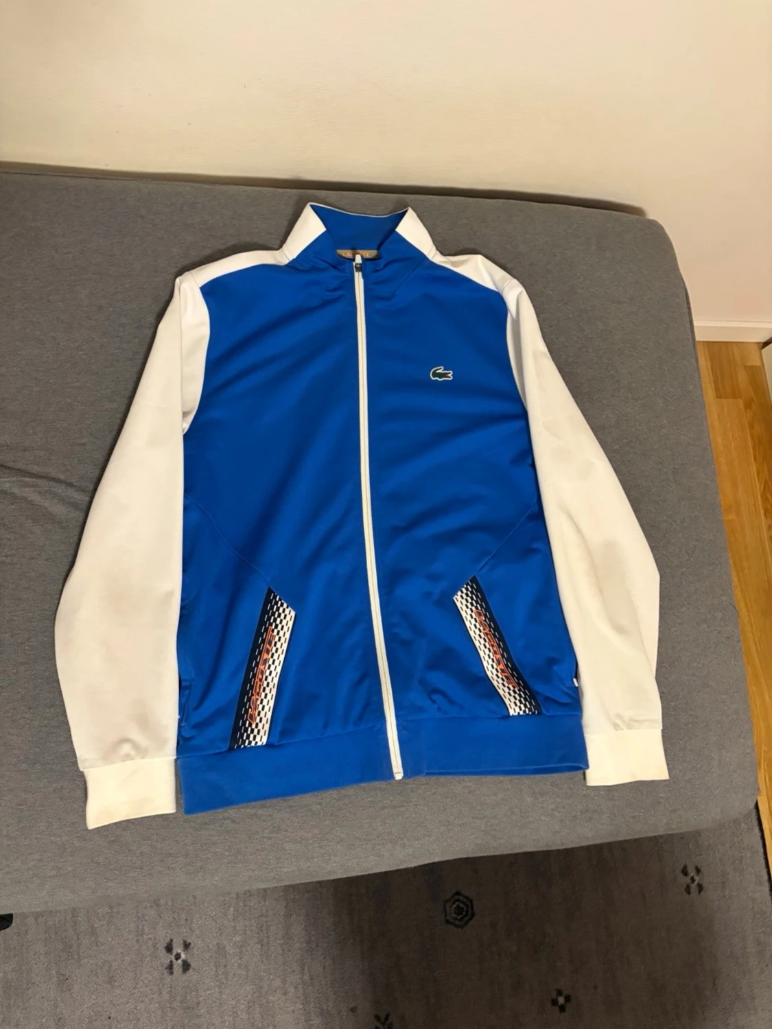 Blå och vit vindjacka från Lacoste