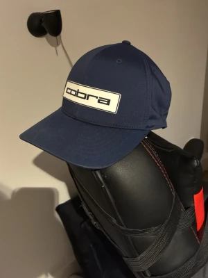 En golf keps ifrån cobra, kepsen använd fåtal gånger  - Ny keps ifrån cobra golf.