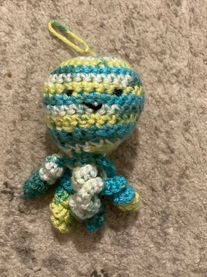  Virkar bläckfisk - En färgglad virkad bläckfisk. Som är perfekt till att hänga på väskan. Eller hänga i en barnvagn.