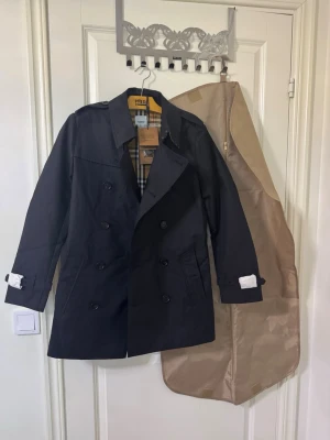 Svart trenchcoat från Burberry - storlek S, den var för stor