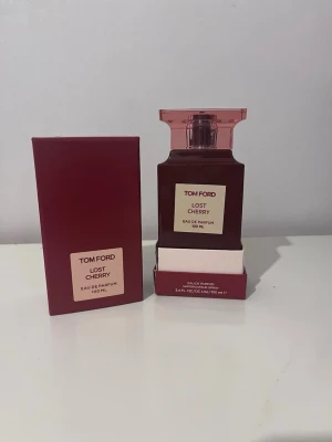 Tom Ford Lost Cherry 100ml - Tom Ford Lost Cherry Eau de Parfum 100 ml. Innehåller bl.a. alkohol denat., vatten, parfym, benzyl salicylate, linalool, hexyl cinnamal, limonene och flera extrakt. Snygg och trendig doft för dig som vill sticka ut.