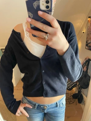 Mörkblå kofta från mango - En enkel men otroligt fin, tunn kofta från mangos barn avdelning! Perfekt nu till våren, passar jätte bra med allt och går att styla på massa olika sätt!🩷