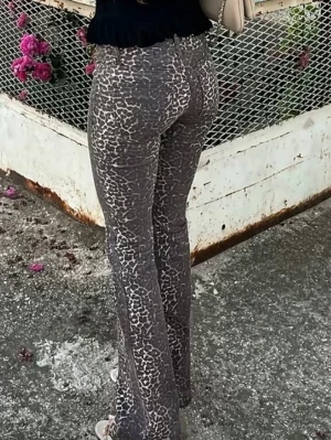 Leopardmönstrade bootcut jeans - Säljer ett par gråa jeans med leopardmönster och bootcut passform. Byxorna är lågmidjade och stretchiga, sitter snyggt över höfterna och låren. Byxorna är i mycket fint skick, använda ett fåtal gånger då de inte var min stil                                Mått: innerbenslängd 82cm, höft 92cm, midja 66cm. Passar mig som har XS/S och är 174cm lång. Pris går att diskutera vid en snabb affär 