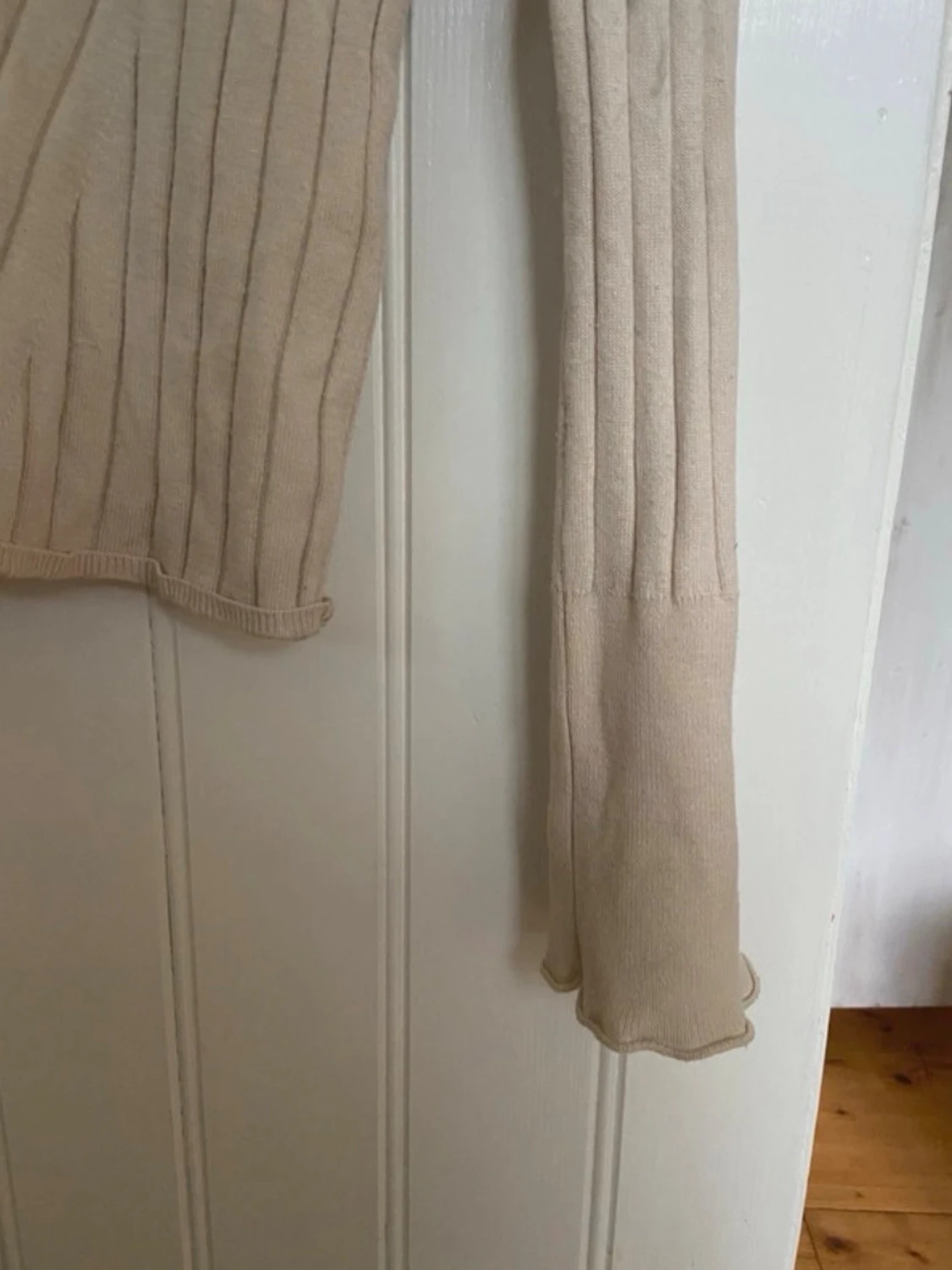 Beige ribbad stickad tröja - 3