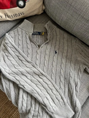 RALPH LAUREN HALF ZIP - Säljer nu en relativ gammal half zip ifrån Polo Ralph lauren, har haft tröjan ca 6 månader, inga defekter eller så. Slå en pling för fler bilder/info! 