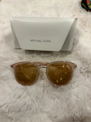 Rosa guldiga Solglasögon från Michael Kors - Snygga glasögon från Michael Kors, sällan använda därav fint skick!