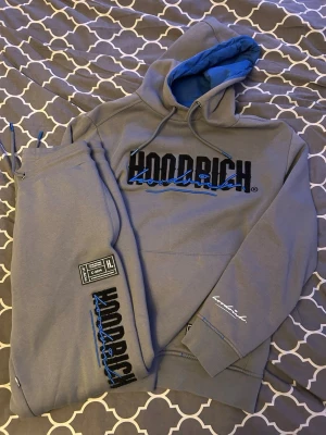 Hoodrich set - Ett Hoodrich det med mjukisbyxor och hoodie sällan använd. Det finns en liten dragkedja på vänster arm som har en liten ficka samma med byxorna på vänster ben