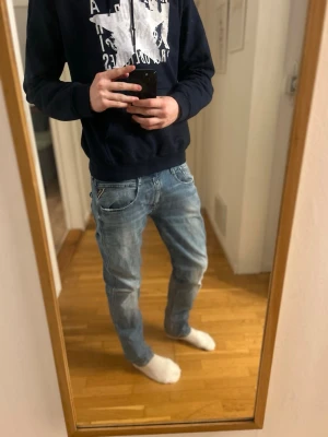 Replay anbass - Snygga ljusblåa replay jeans                                               W 33 L 32.                                                                            Det är bara höra av dig om frågor💌