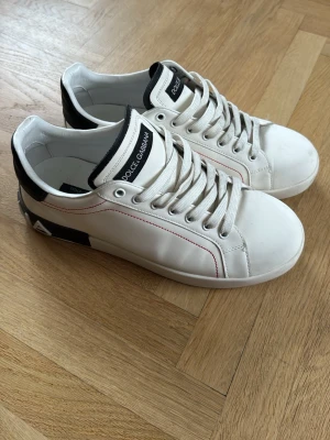 Dolce & Gabbana sneakers - Säljer mina Dolce Gabbana skor eftersom jag söker efter annat, väldigt feta skor som passar till det mesta. Använda några gånger har små tecken på användning men efter en rengöring borde de se ut som nya! Priset är ej hugget i sten. Köpta för runt 3500kr om jag inte minns fel, kvitto finns.