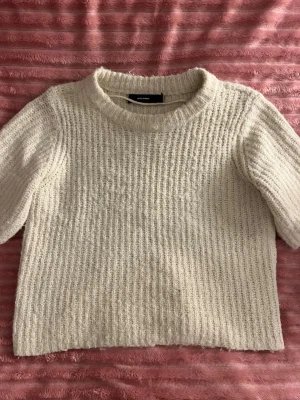 Vit stickad tröja 🤍 - Mysig stickad tröja från Vero Moda i storlek M. 🤩Tröjan har en grovstickad struktur, rund halsringning och halvärm. Säljer för att jag inte använder den längre!