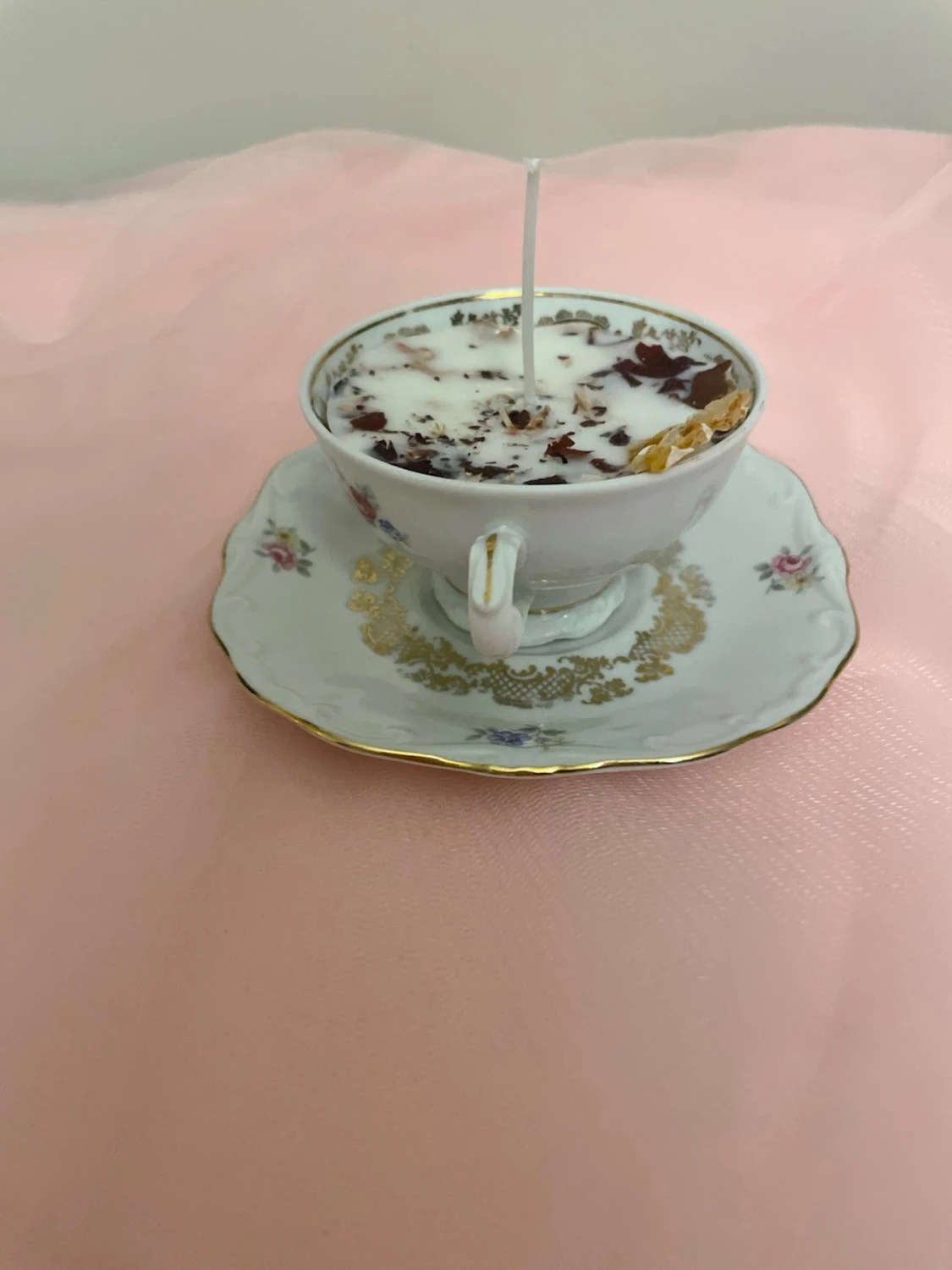 Doftljus i en vit tekopp med blommor i doft utav vanilj nr 6 - 3