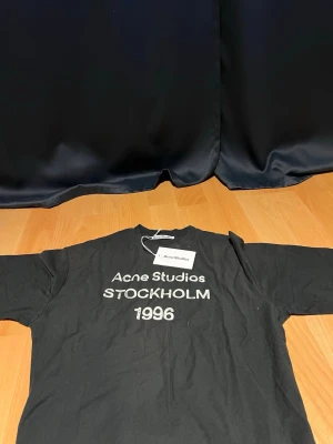 Svart Acne Studios t-shirt Stockholm - Svart t-shirt från Acne Studios med tryck. Sprillans ny och pris kan diskuteras. 💕💕kvitto finns