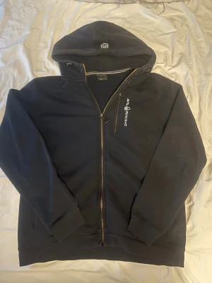 Sail racing tröja - Säljer en svart sail racing tröja i ett bra skick. En riktigt fin tröja som passar med allt. Svarar på alla möjliga frågor bara att höra av sig.