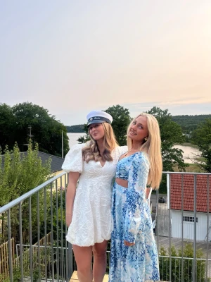 Superfin studentklänning  - Älskar denna klänningen!! Såå fin med broderier och puffärmar. Kjolen är också puffig💕 också perfekt som sommarklänning! Liten i storleken 🌸