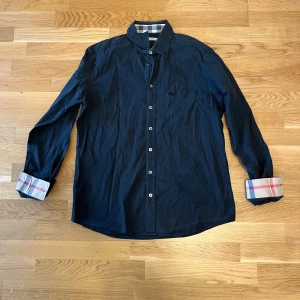 Burberry skjorta - Säljer svart burberry skjorta storlek L i bra skick 