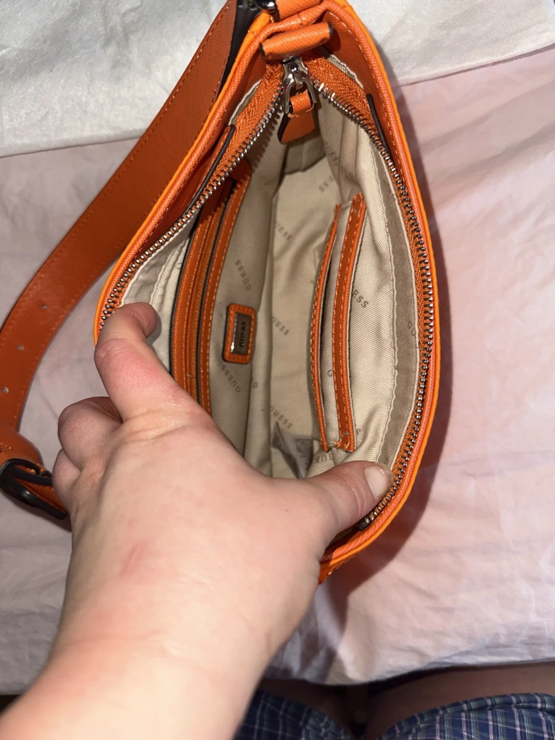 Orange axelväska från Guess - 2