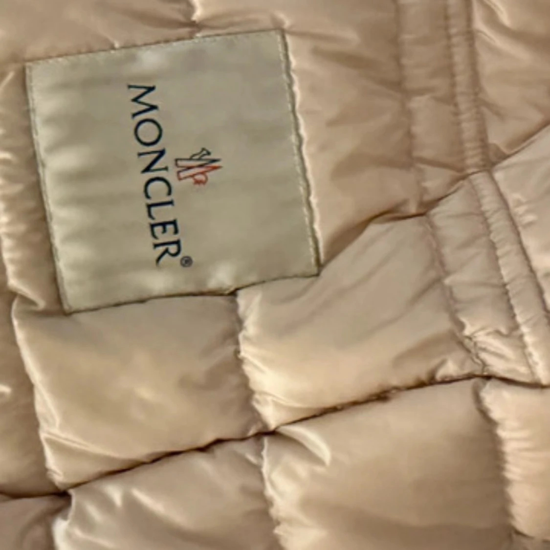 Ljusbeige pufferjacka från Moncler - 2