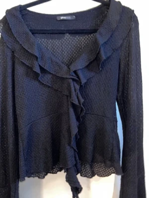  Genomskinlig blus. Ord pris 349 kr -  Är i väldigt bra skikt då den knappt är använd. Den är sann till storlek