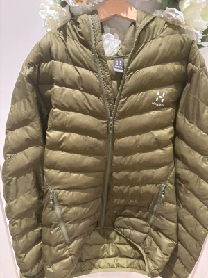 Olivgrön pufferjacka från Haglöfs strl S - Säljer en olivgrön pufferjacka från Haglöfs i storlek S med huva och två dragkedjeförsedda fickor. 10/10 skick ny pris 2800kr säljer endast för 999kr Skriv om ni har frågor😊
