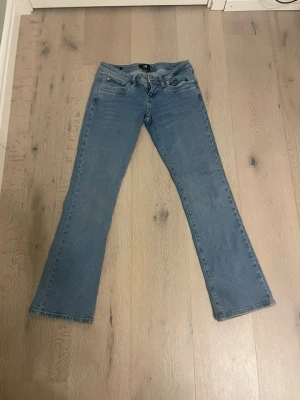Blå bootcut jeans från LTB - Säljer ett par ljusblå bootcut jeans från LTB i modellen Valerie. Storlek S. Midja-36 Innerbenslängd-75 Längd-95