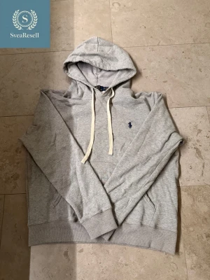 Grå Polo Ralp Lauren Hoodie - Säljer en grå Polo Ralph Lauren hoodie. Tvättad 1 och använd 1 gång.                                        Storlek: S                                                      Passform: Klassisk                                                                    Skick: Som ny 9/10                                                 Skriv om du undrar något✅
