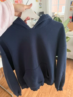 Marinblå hoodie gina tricot - Marinblå hoodie ifrån gina tricot strl L