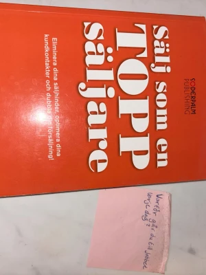 Sälj som en toppsäljare - Vill du bli en grym säljare? Den här boken ger dig konkreta tips för att eliminera säljhinder, optimera kundkontakter och boosta din försäljning. Perfekt för dig som vill utvecklas och nå nya höjder inom försäljning!